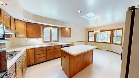 30102 Rickey Ln, Wickliffe, OH 44092 photo 2