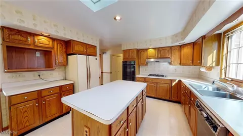 30102 Rickey Ln, Wickliffe, OH 44092 photo 3