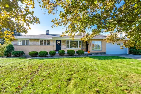 2520 Kingswood St NE, Canton, OH 44721