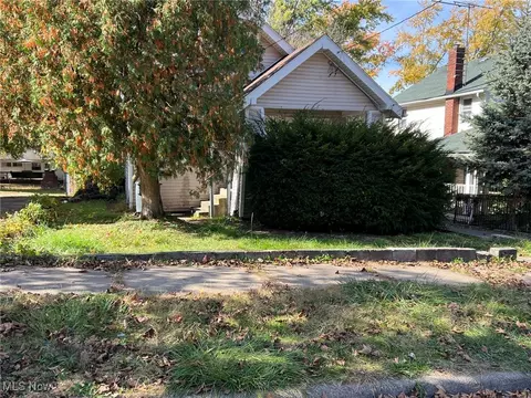 952 Diana Ave, Akron, OH 44307
