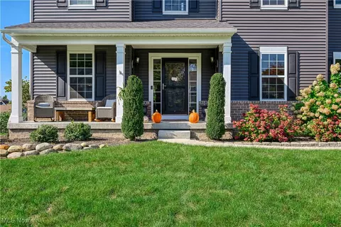 Exterior - 715 Nancy Dr, Aurora, OH 44202 photo 2 of 4