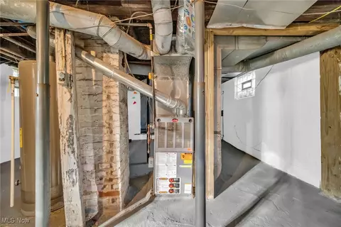 Entry Way - 657 Easter Ave, Akron, OH 44307 photo 5 of 5