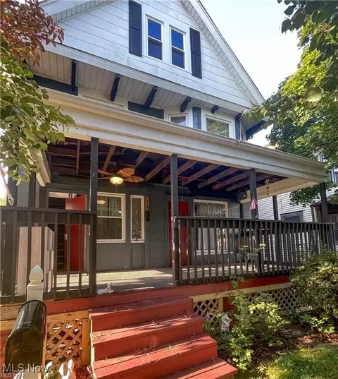 614 W Hopocan Ave, Barberton, OH 44203