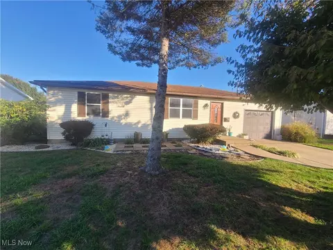 1592 Gene St, Belpre, OH 45714