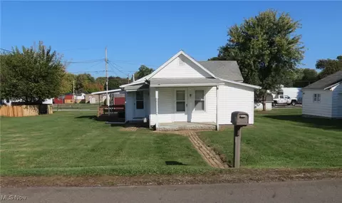 678 Plum St, Coshocton, OH 43812