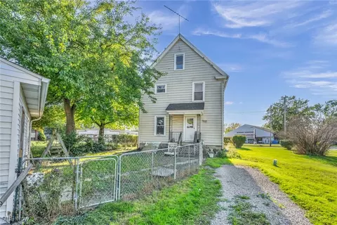 Exterior - 633 Lake Ave, Elyria, OH 44035 photo 4 of 5