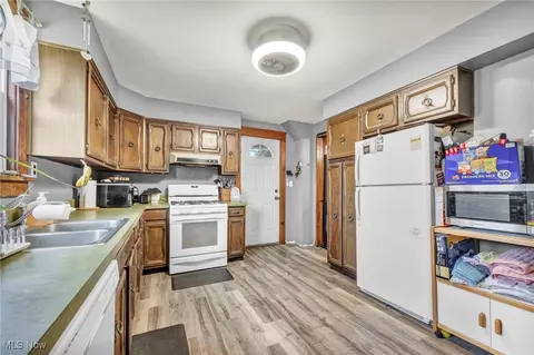 Kitchen - 633 Lake Ave, Elyria, OH 44035 photo 3 of 3