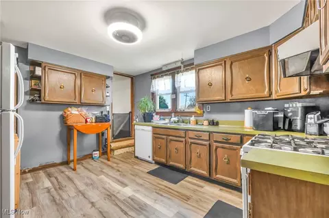 Kitchen - 633 Lake Ave, Elyria, OH 44035 photo 1 of 3
