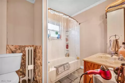 Bath - 633 Lake Ave, Elyria, OH 44035 photo 1 of 3