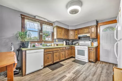 Kitchen - 633 Lake Ave, Elyria, OH 44035 photo 2 of 3