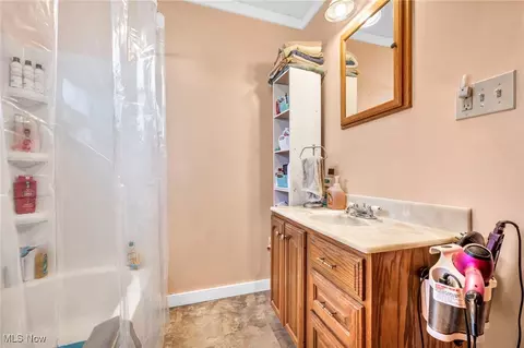 Bath - 633 Lake Ave, Elyria, OH 44035 photo 2 of 3