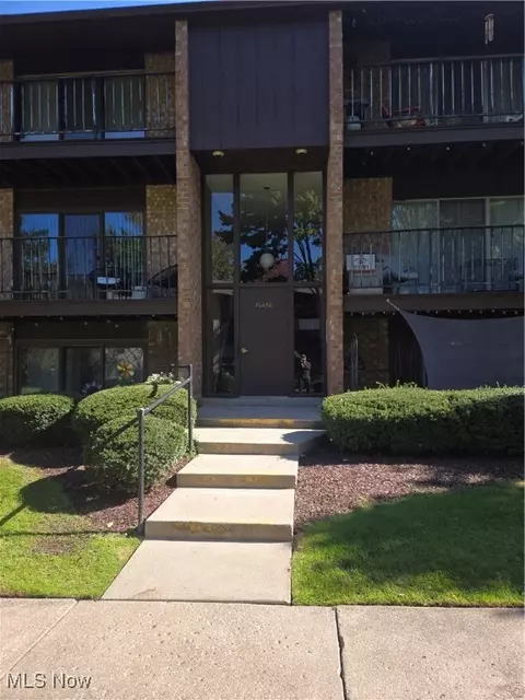 16450 Heather Ln #101, Middleburg Heights, OH 44130