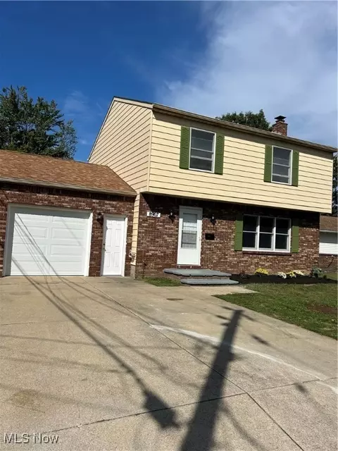 8907 Woodridge Ln, Mentor, OH 44060