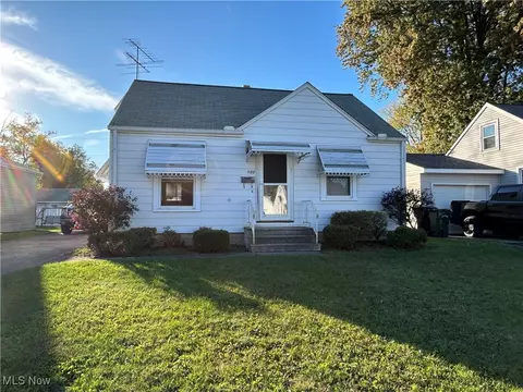 232 Hawthorne St, Elyria, OH 44035