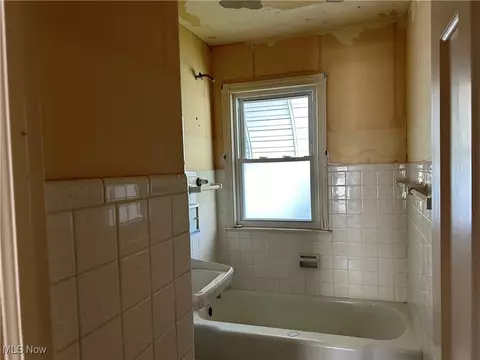 232 Hawthorne St, Elyria, OH 44035 photo 7