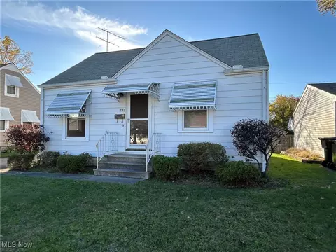 232 Hawthorne St, Elyria, OH 44035 photo 2