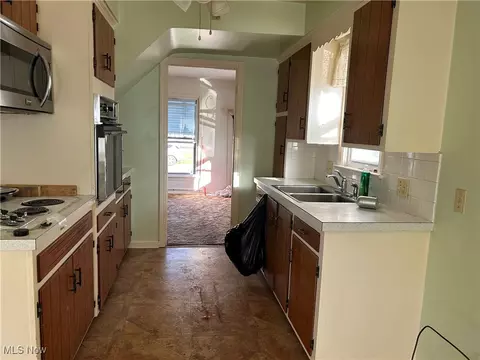 232 Hawthorne St, Elyria, OH 44035 photo 5