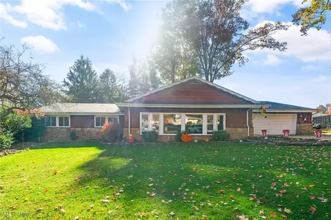 74 Robin Hood Dr, Youngstown, OH 44511