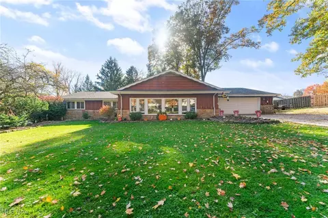 74 Robin Hood Dr, Youngstown, OH 44511 photo 2