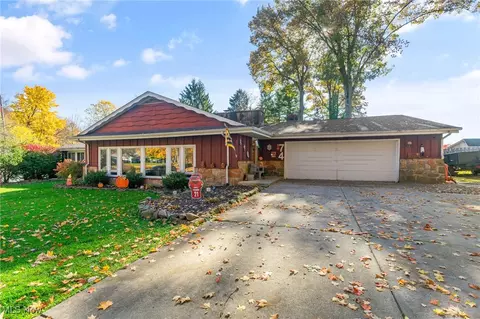 74 Robin Hood Dr, Youngstown, OH 44511 photo 3
