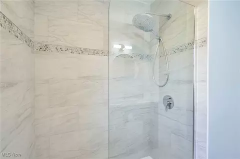 805 E 258th St, Euclid, OH 44132 photo 11