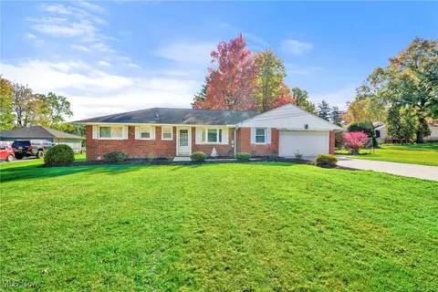 2520 Woodview Dr, Broadview Heights, OH 44147