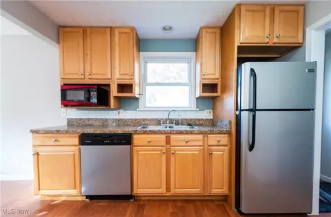 7077 Barton Dr, Mentor, OH 44060 photo 9