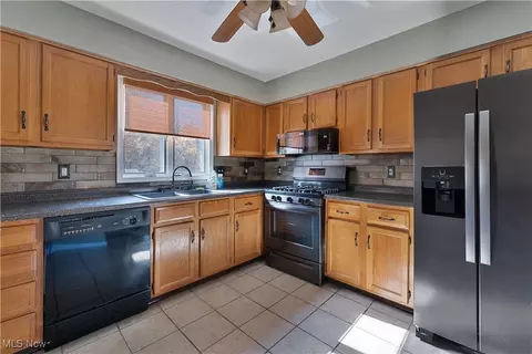 Kitchen - 7398 Eisenhower Dr #4, Boardman, OH 44512 photo 3 of 3