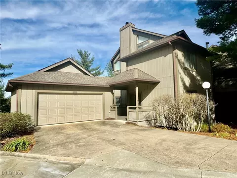 2206 Woodbrook Trl, Cuyahoga Falls, OH 44223