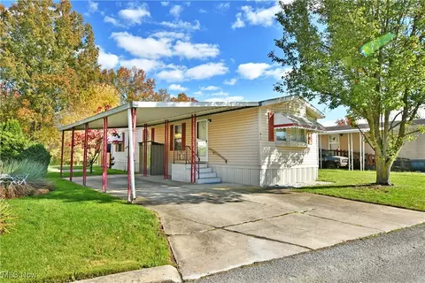 618 Sugar Pines Dr, Warren, OH 44481