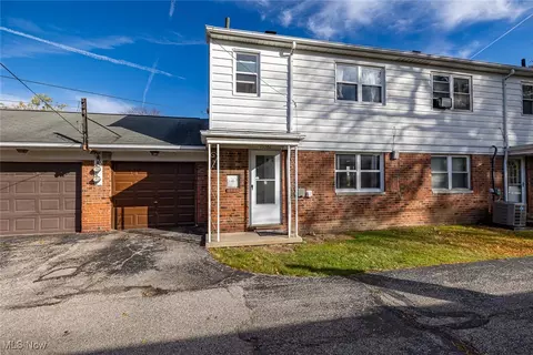 10382 Manorford Dr #34, Parma Heights, OH 44130