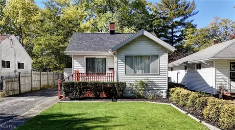 70 Avalon Dr, Bedford, OH 44146
