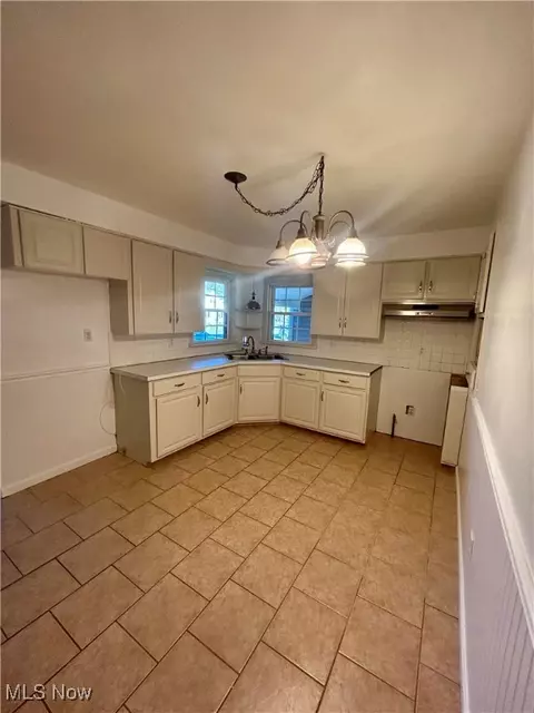 Kitchen - 20 Helena Dr, Struthers, OH 44471 photo 1 of 2