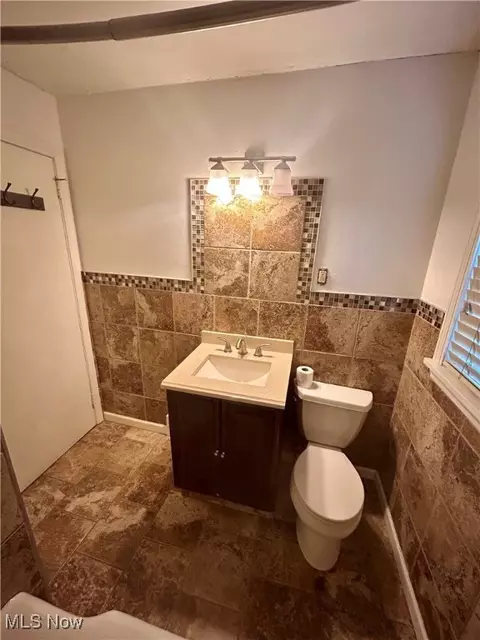Bath - 20 Helena Dr, Struthers, OH 44471 photo 2 of 4