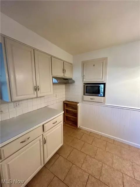 Kitchen - 20 Helena Dr, Struthers, OH 44471 photo 2 of 2