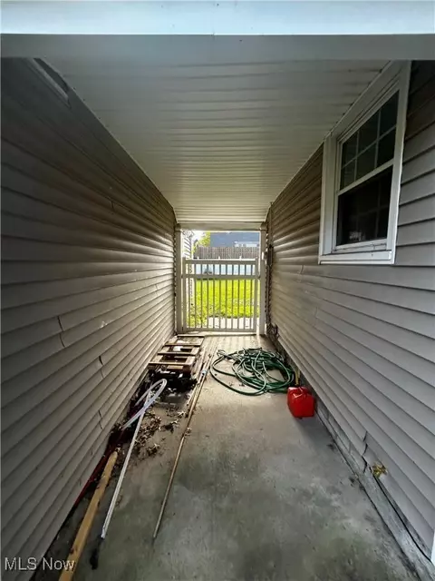 Entry Way - 20 Helena Dr, Struthers, OH 44471 photo 2 of 2