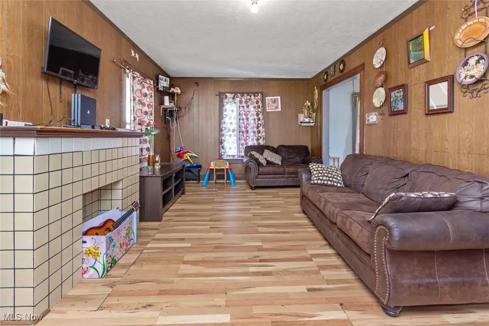 Living - 211 Girard Ave NE, Canton, OH 44704 photo 1 of 2