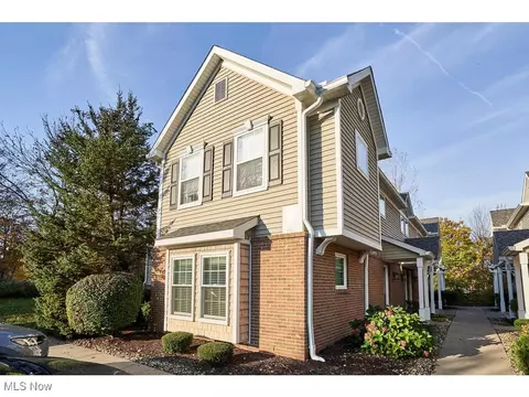 3399 Lenox Village Dr, Akron, OH 44333