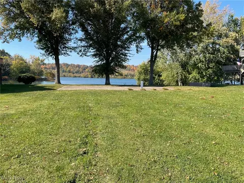 5 Anns Dr, Vienna, WV 26105