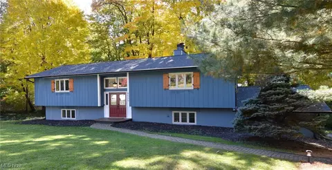 8505 Rockspring Dr, Chagrin Falls, OH 44023