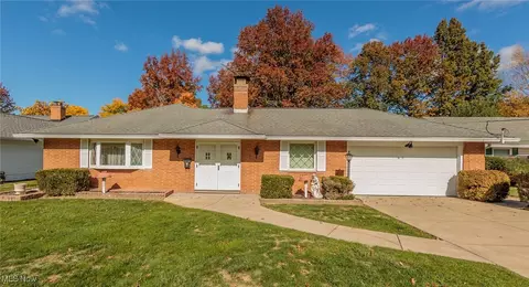 25921 Euclid Chagrin Pkwy, Richmond Heights, OH 44143
