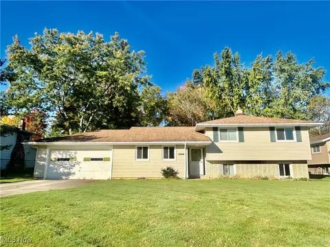 6396 Huntington Dr, Solon, OH 44139