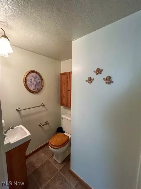 Bath - 4010 Jaeger Rd, Lorain, OH 44053 photo 1 of 4