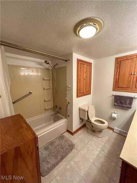 Bath - 4010 Jaeger Rd, Lorain, OH 44053 photo 3 of 4