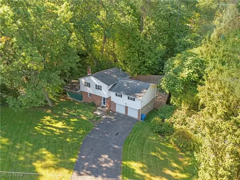 203 Lake Front Dr, Akron, OH 44319