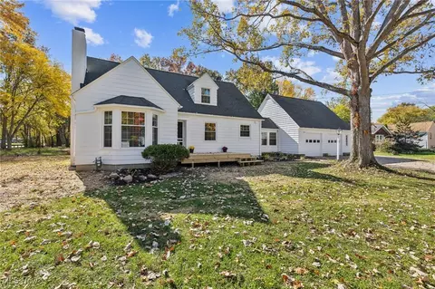 106 Berkley Rd, Elyria, OH 44035