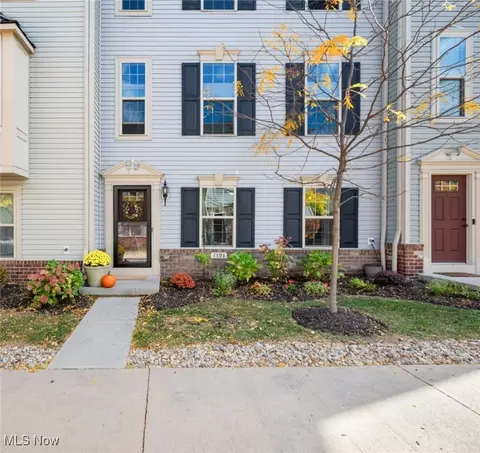 1393 Annette Ct, Lakewood, OH 44107