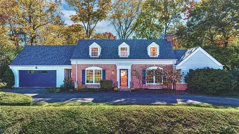 962 Newport Rd, Akron, OH 44303