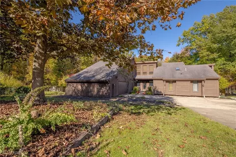 8648 Bradford Ln, Brecksville, OH 44141