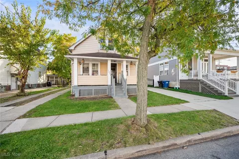 1633 Hopkins Ave, Lakewood, OH 44107